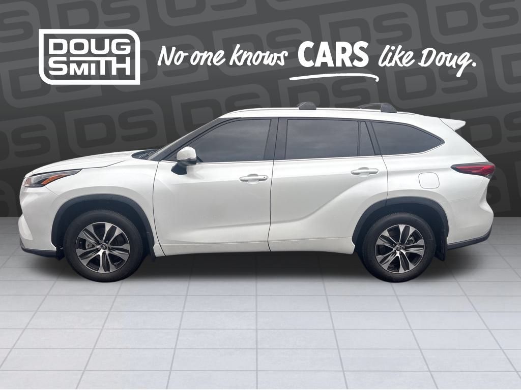 2022 Toyota Highlander XLE photo 2