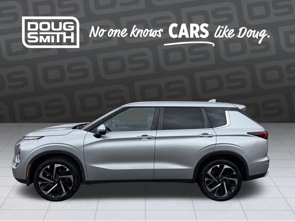 2022 Mitsubishi Outlander photo 2