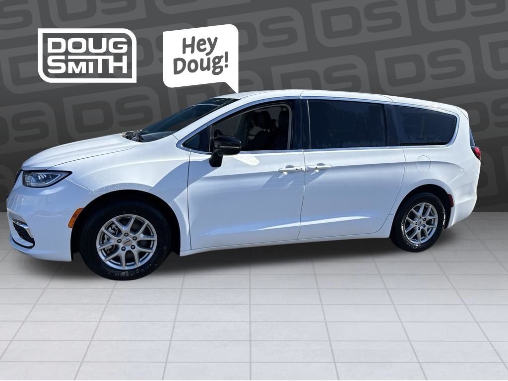 2024 Chrysler Pacifica Touring L's photo