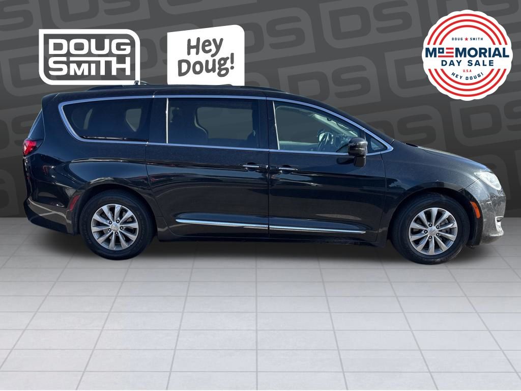 2017 Chrysler Pacifica Touring-L's photo