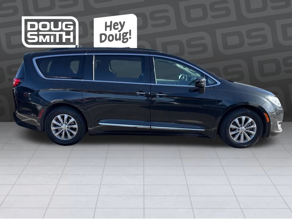 2017 Chrysler Pacifica Touring-L's photo