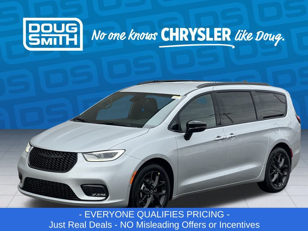 2026 Chrysler Pacifica Select's photo