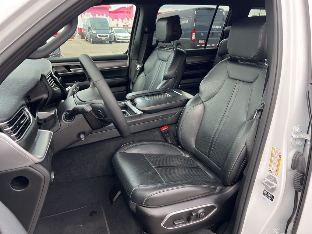 2025 Jeep Wagoneer L Base photo 2