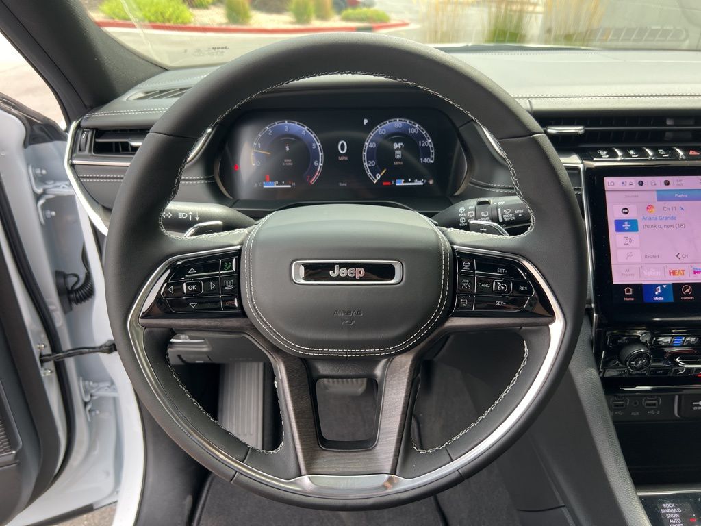 2025 Jeep Grand Cherokee Overland - Photo 11