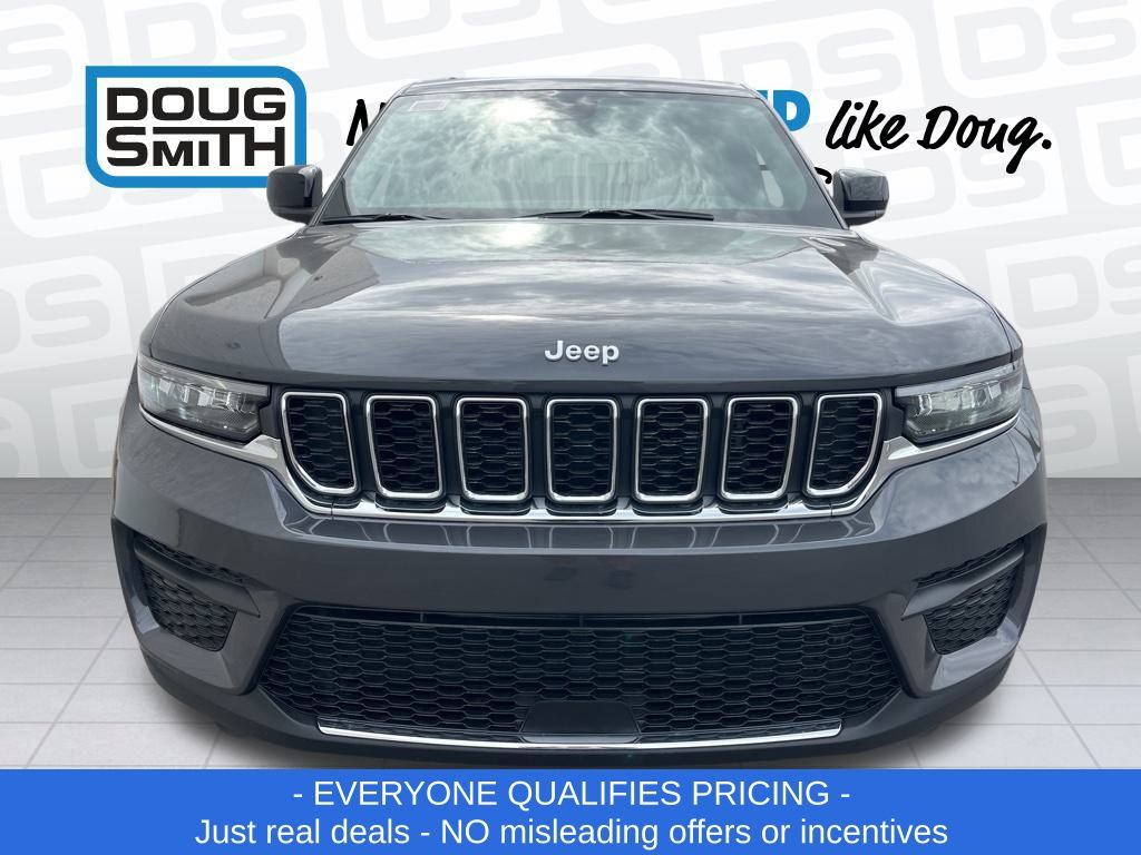 2025 Jeep Grand Cherokee Laredo photo 2