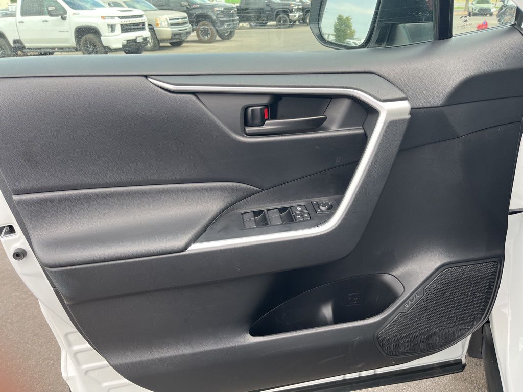 2023 Toyota RAV4 Hybrid LE photo 4
