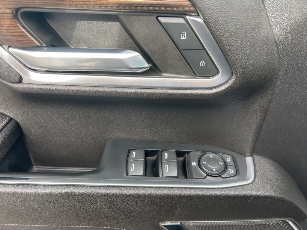 2023 Chevrolet Silverado 1500 LT photo 2