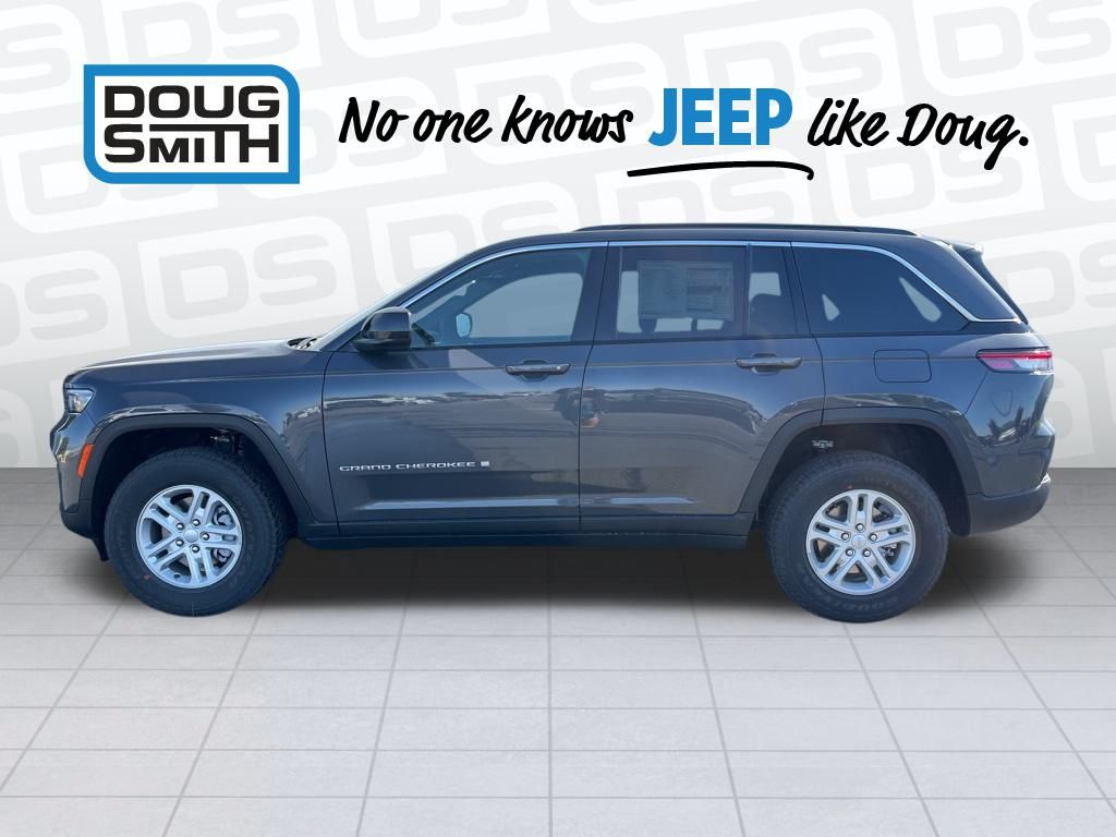 2025 Jeep Grand Cherokee Laredo photo 3