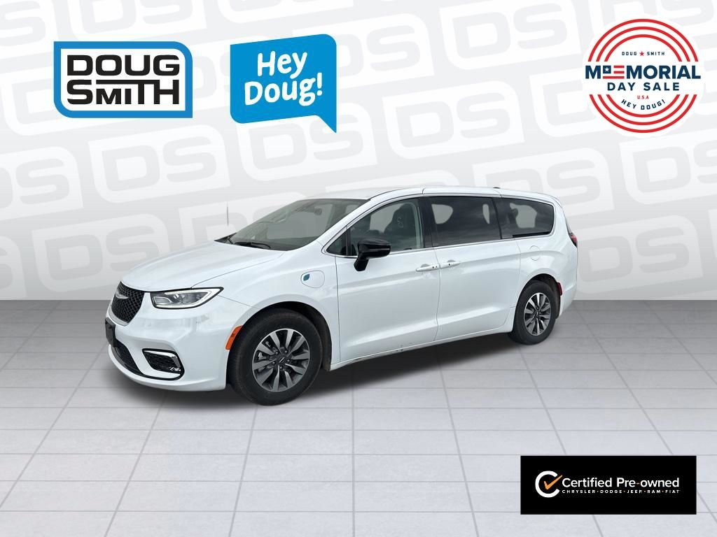 2024 Chrysler Pacifica Hybrid Select PHEV's photo