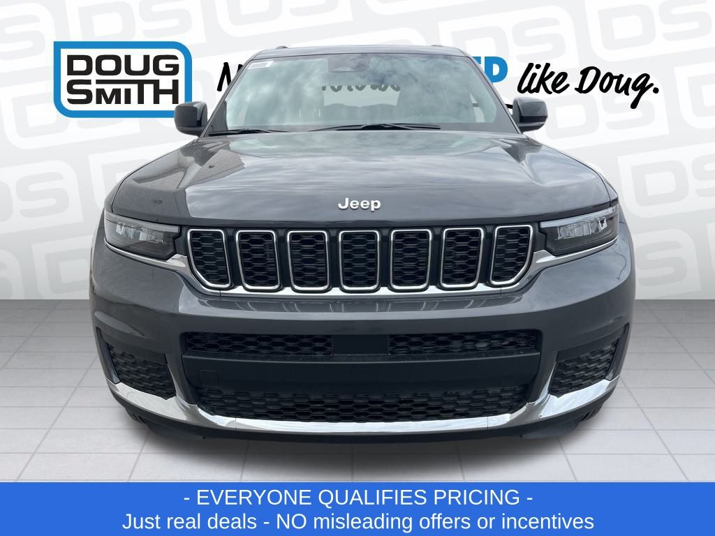 2025 Jeep Grand Cherokee Laredo photo 2