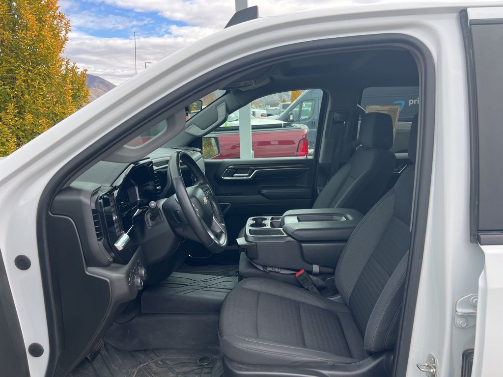 2023 Chevrolet Silverado 1500 LT photo 3