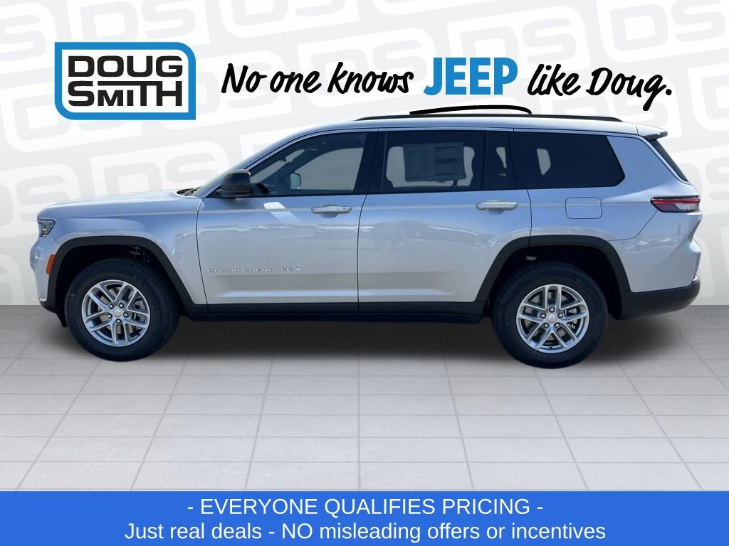 2025 Jeep Grand Cherokee Laredo photo 3