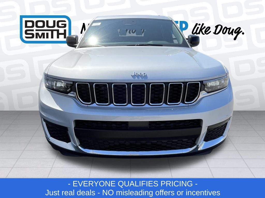 2025 Jeep Grand Cherokee Laredo photo 2