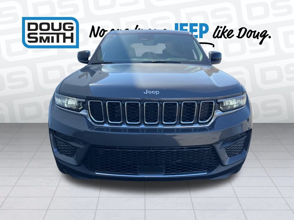 2025 Jeep Grand Cherokee Laredo photo 2