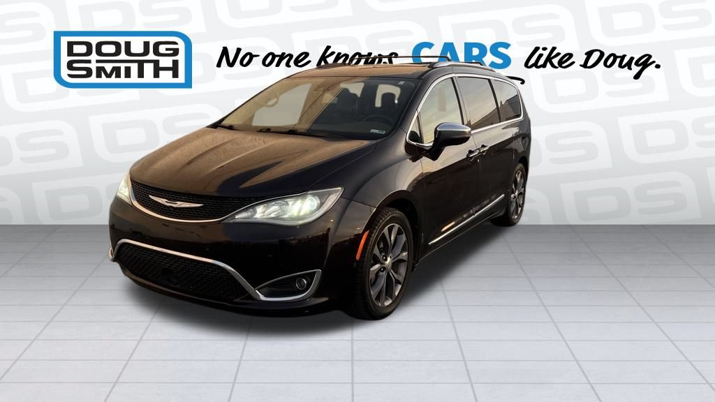 2017 Chrysler Pacifica Limited's photo