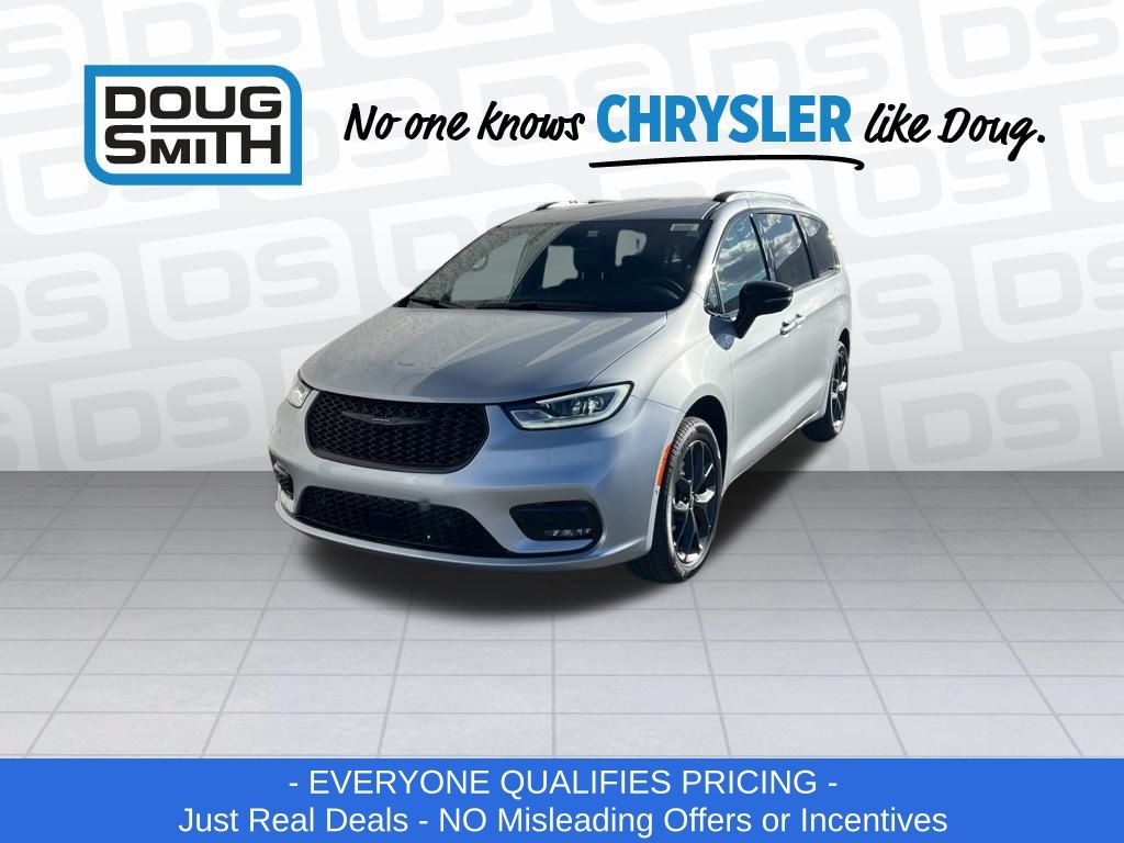 2026 Chrysler Pacifica Select's photo