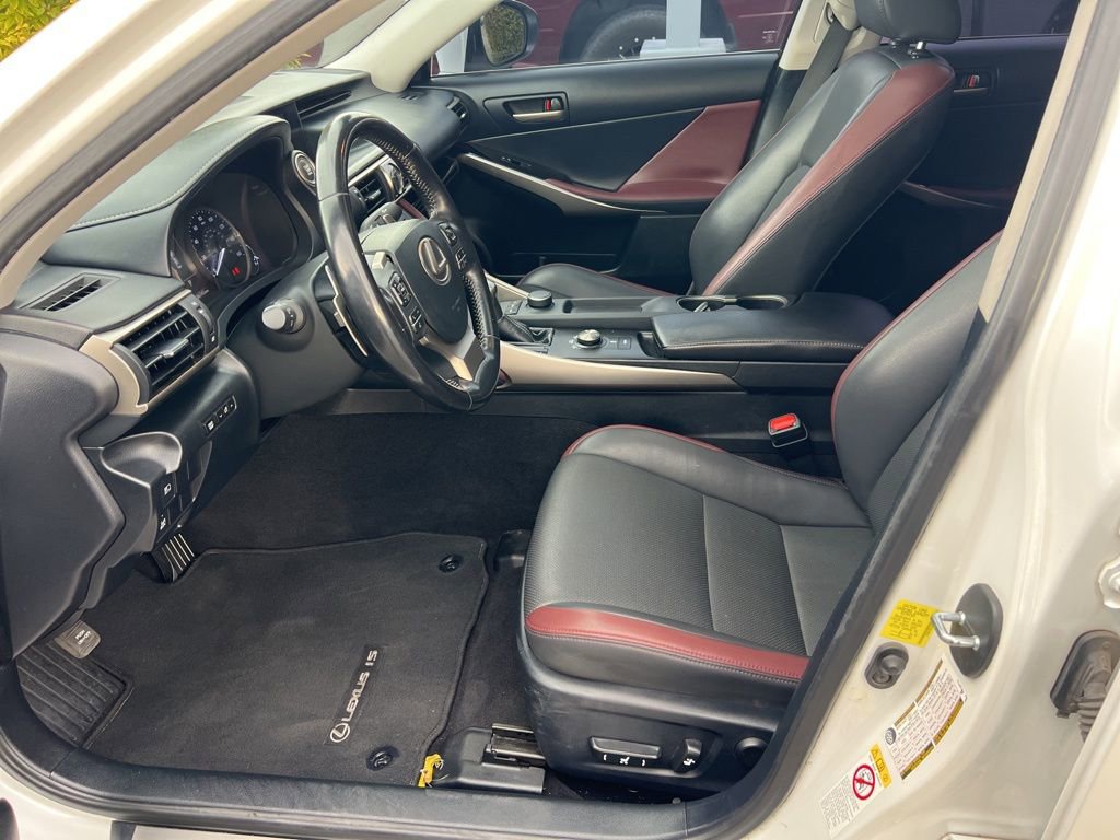 2018 Lexus IS 300 photo 4