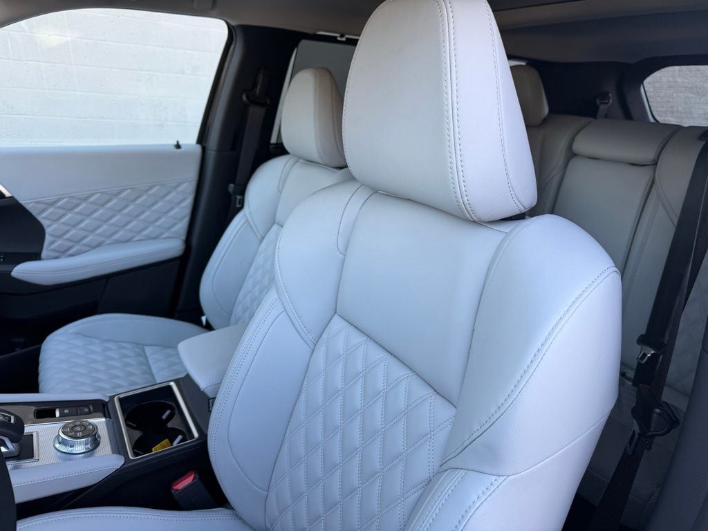 2025 Mitsubishi Outlander Plug-in Hybrid Platinum Edition - Photo 21