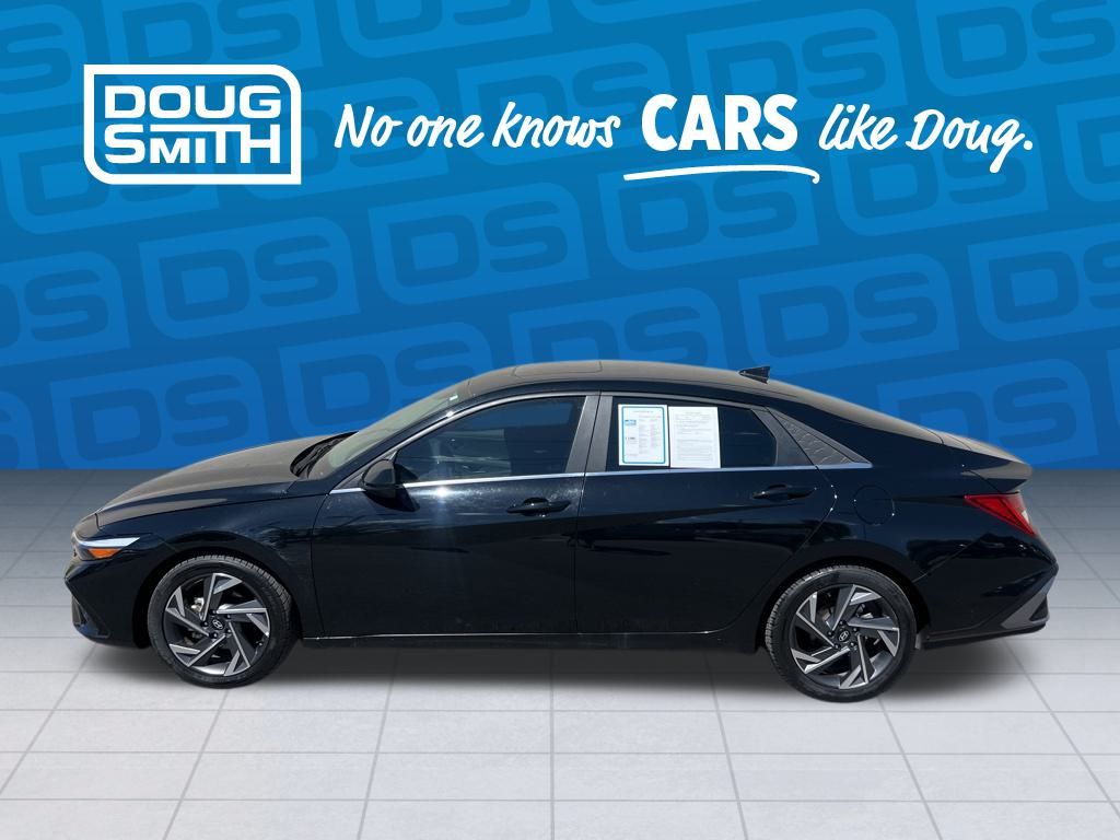 2024 Hyundai Elantra SEL Convenience photo 2