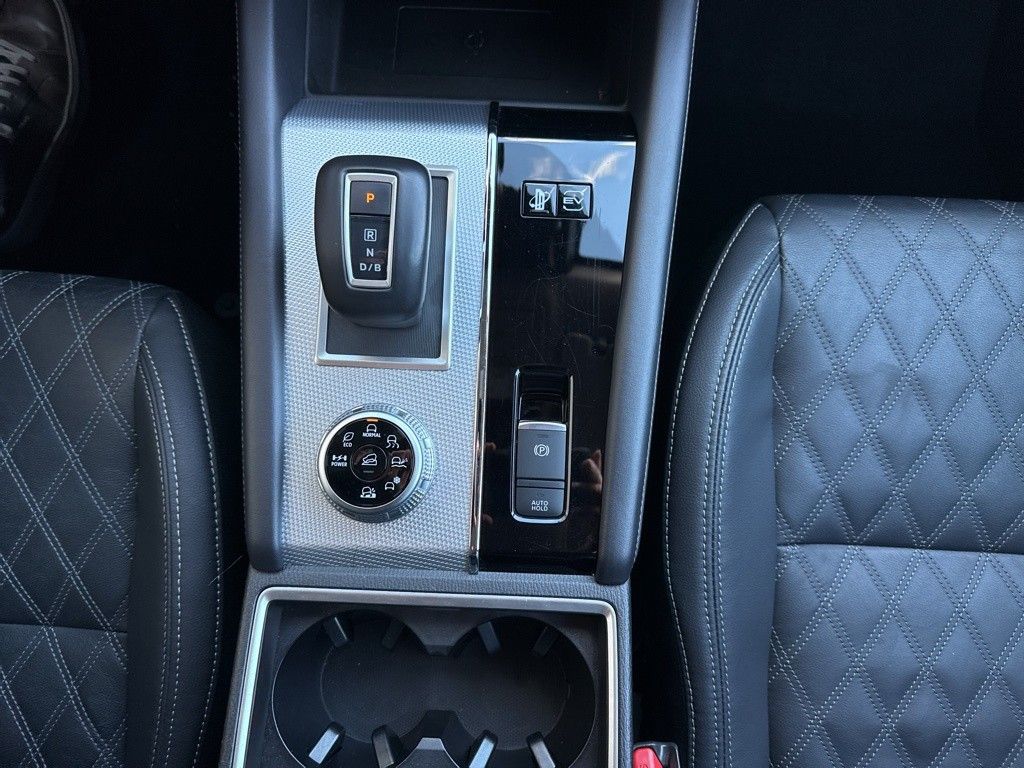 2023 Mitsubishi Outlander PHEV 40th Anniversary Edition photo 2