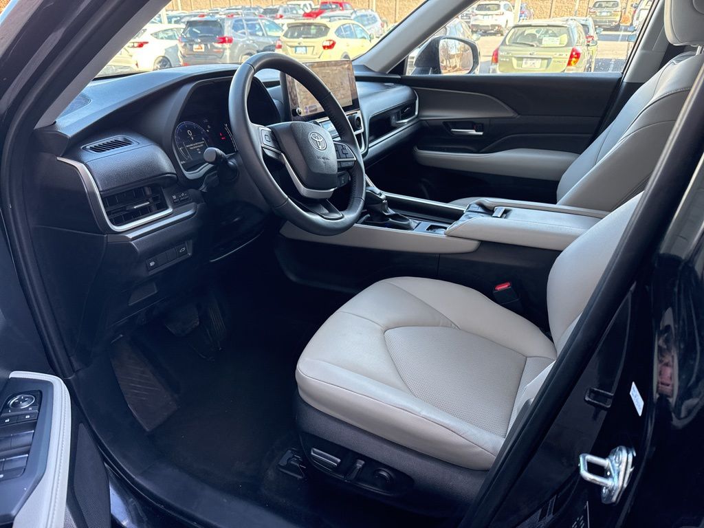 2025 Toyota Grand Highlander XLE photo 2