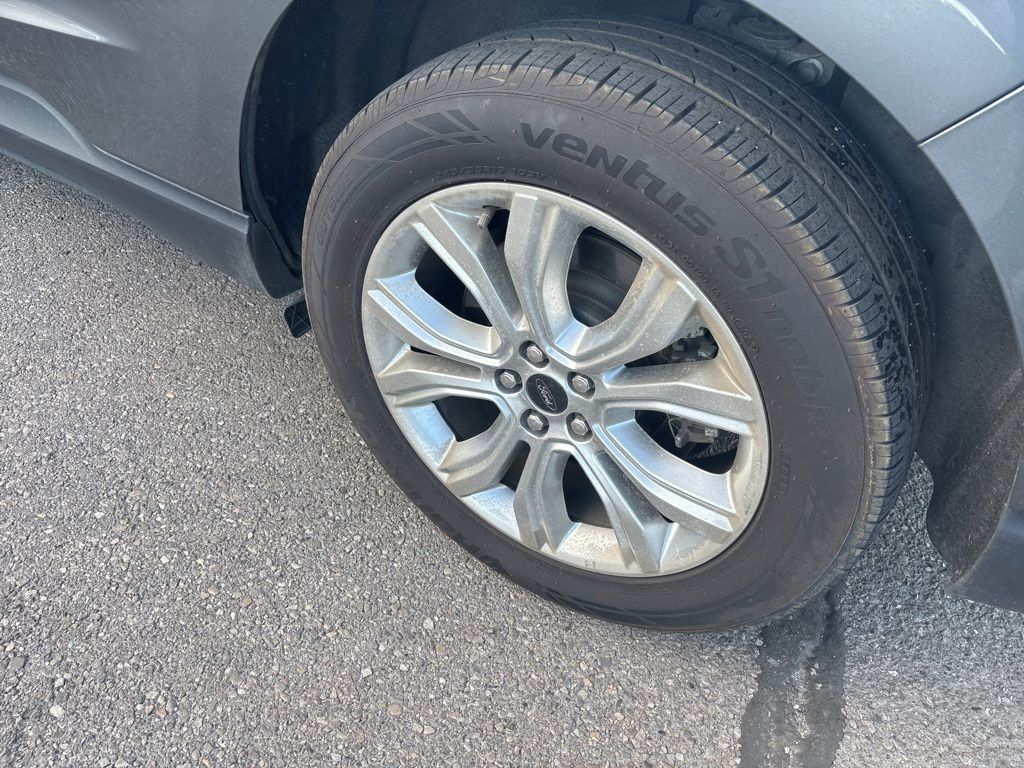 2024 Ford Edge Titanium photo 3