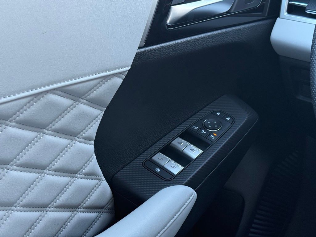 2025 Mitsubishi Outlander Plug-in Hybrid Platinum Edition - Photo 7