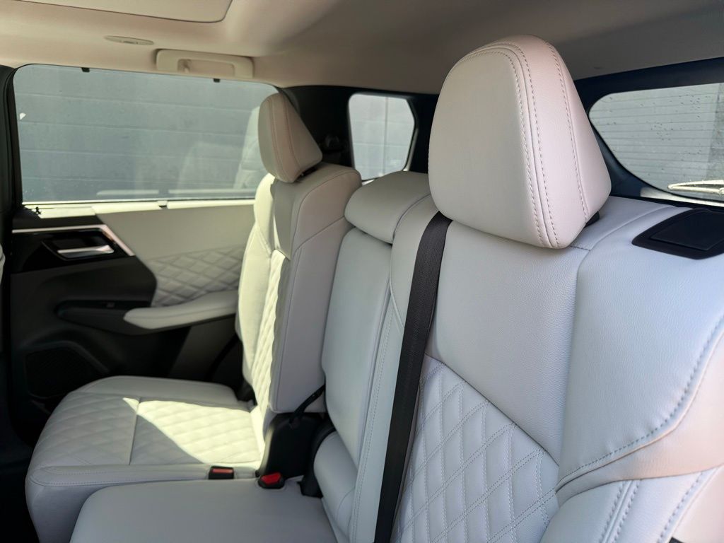 2025 Mitsubishi Outlander Plug-in Hybrid Platinum Edition - Photo 24