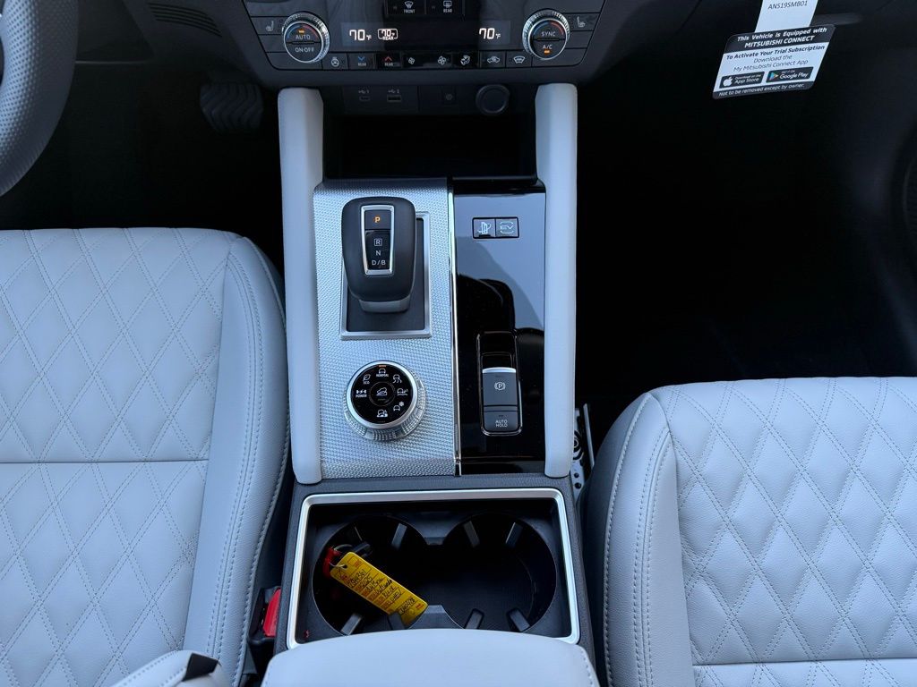 2025 Mitsubishi Outlander Plug-in Hybrid Platinum Edition - Photo 17