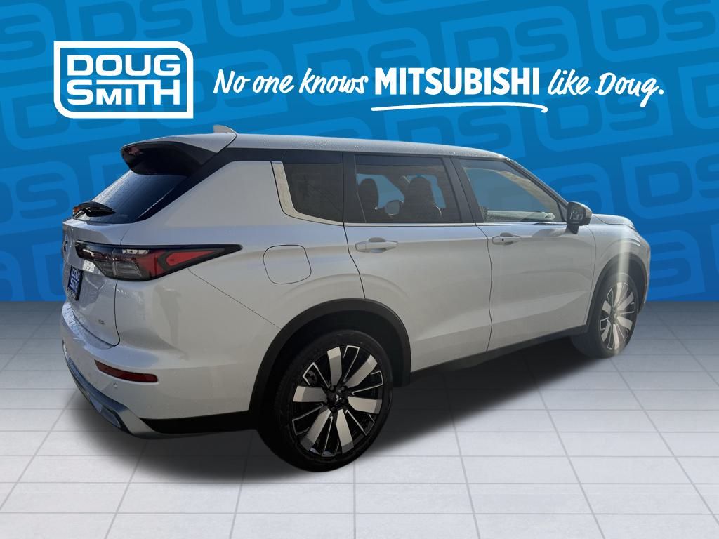 2025 Mitsubishi Outlander SE photo 2