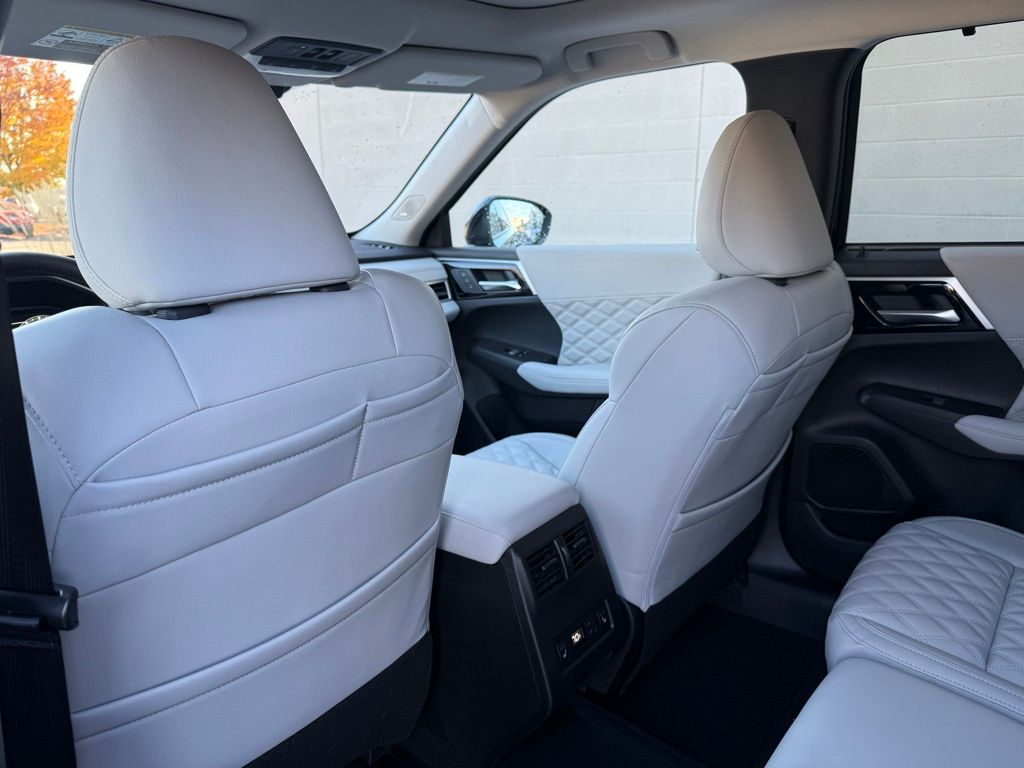 2025 Mitsubishi Outlander Plug-in Hybrid Platinum Edition - Photo 23