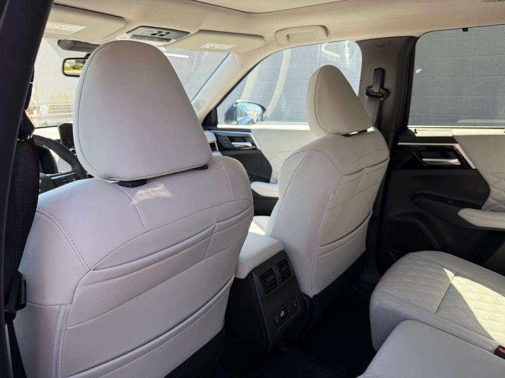 2025 Mitsubishi Outlander Plug-in Hybrid Platinum Edition - Photo 22