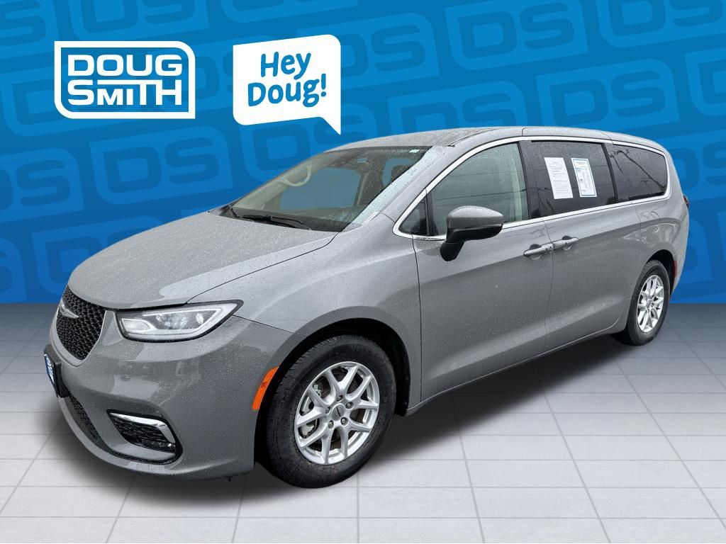 2023 Chrysler Pacifica Touring L's photo