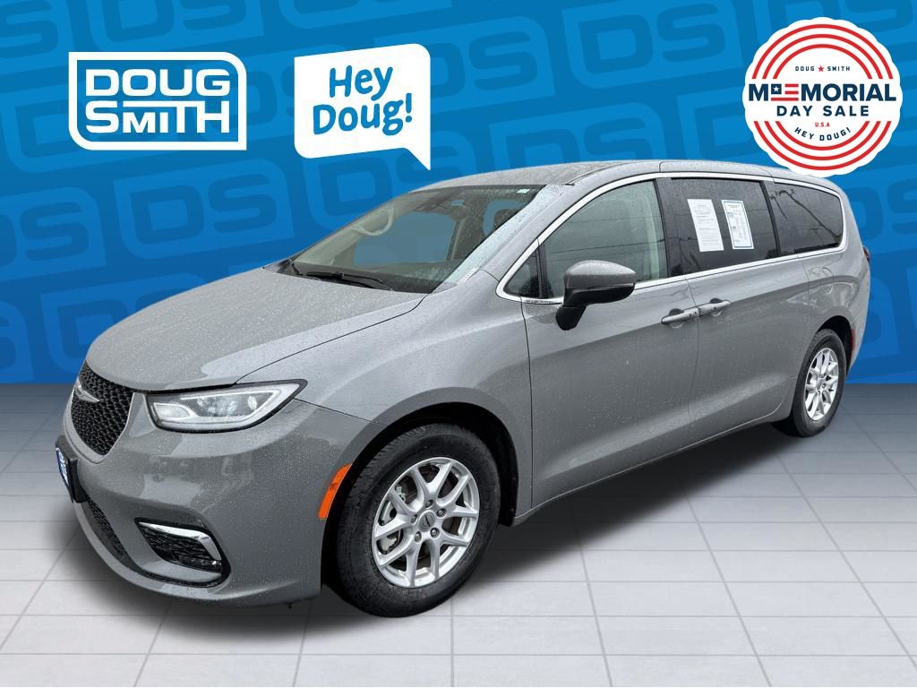 2023 Chrysler Pacifica Touring L's photo