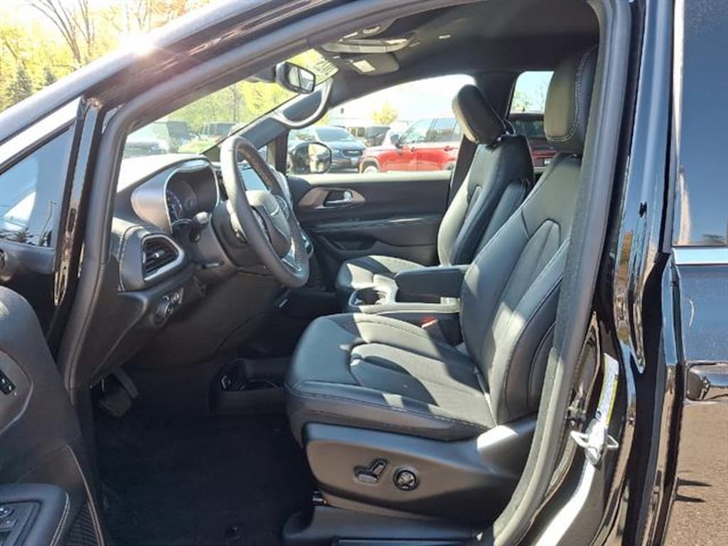 Certified 2025 Chrysler Pacifica Select