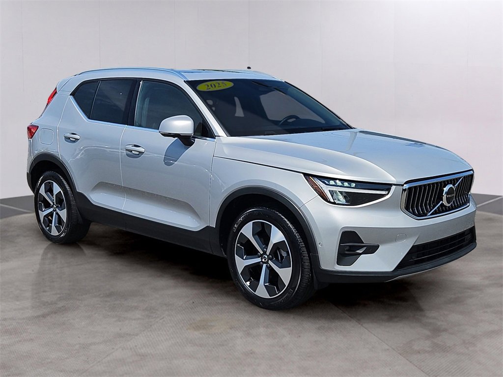 2025 Volvo XC40 Plus photo 3