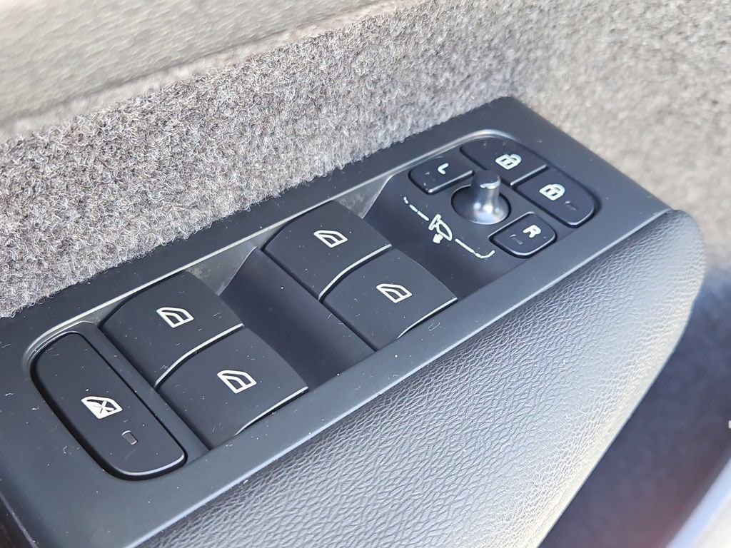 2024 Volvo XC40 Plus - Photo 29