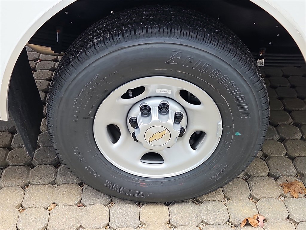 2025 Chevrolet Express 3500 Cutaway Van photo 4