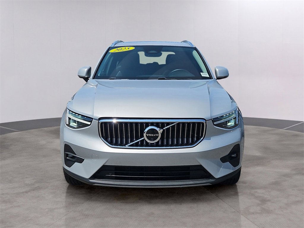 2025 Volvo XC40 Plus photo 2