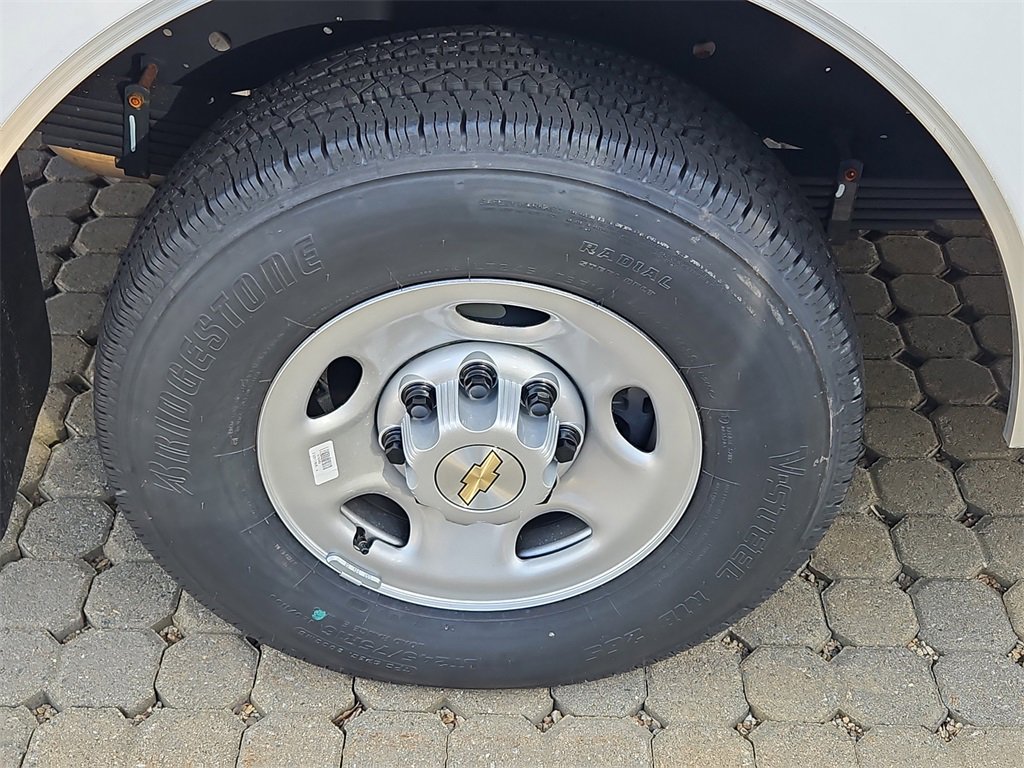 2025 Chevrolet Express 3500 Cutaway Van photo 3