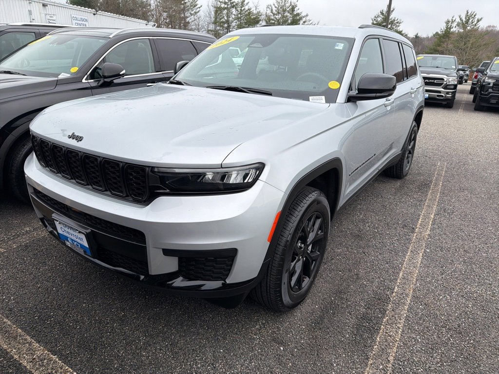 2024 Jeep Grand Cherokee Altitude photo 2