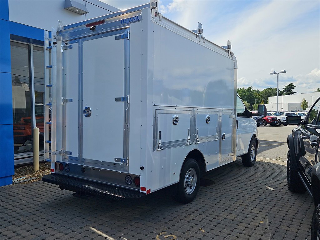 2025 Chevrolet Express 3500 Cutaway Van photo 2