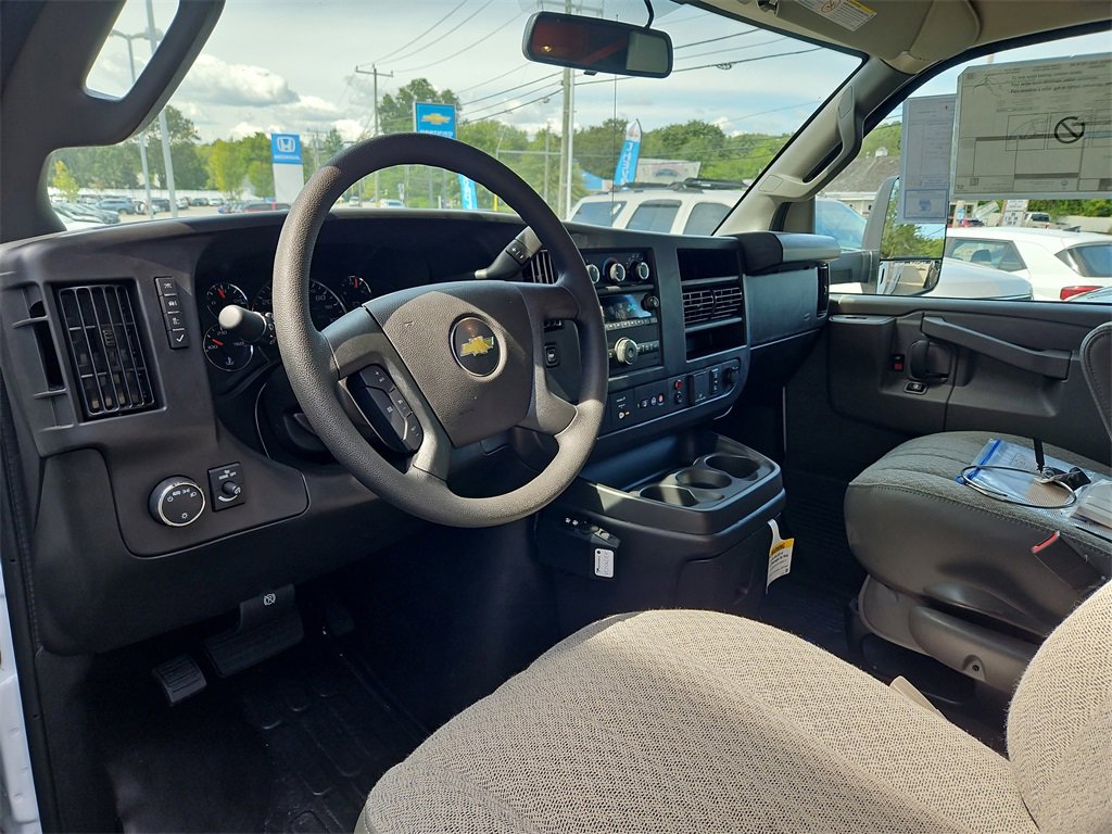 2025 Chevrolet Express 3500 Cutaway Van photo 4