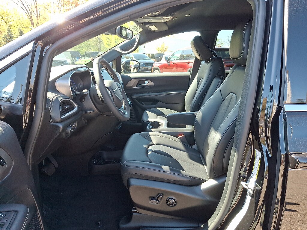 Certified 2025 Chrysler Pacifica Select