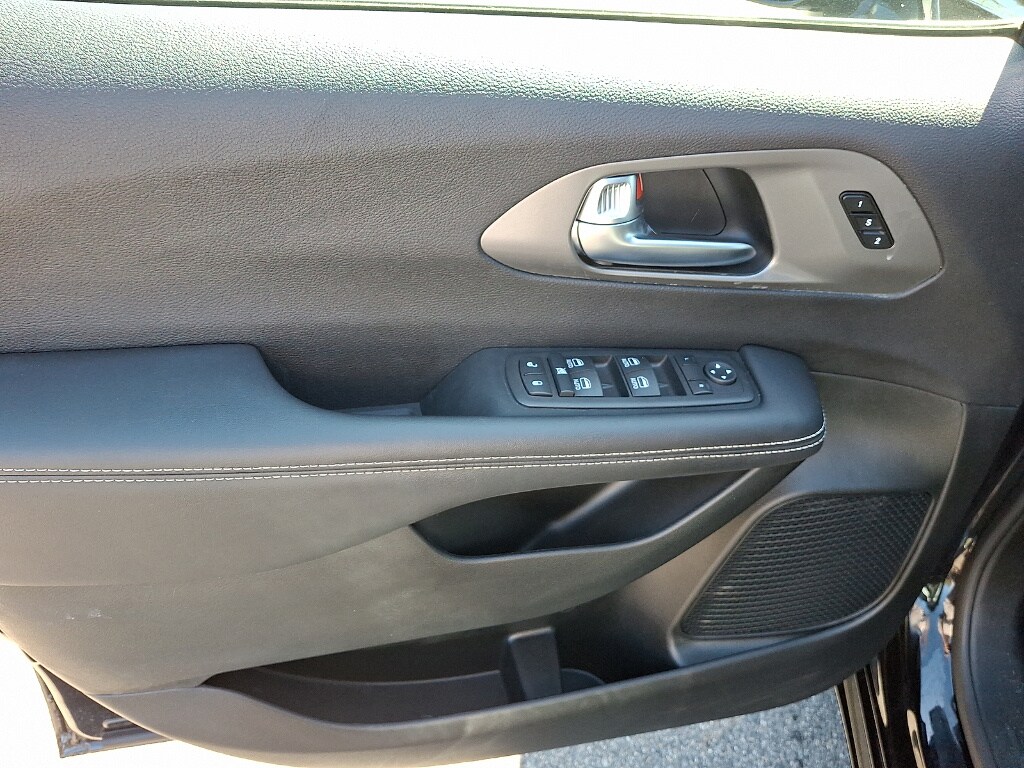 Certified 2025 Chrysler Pacifica Select