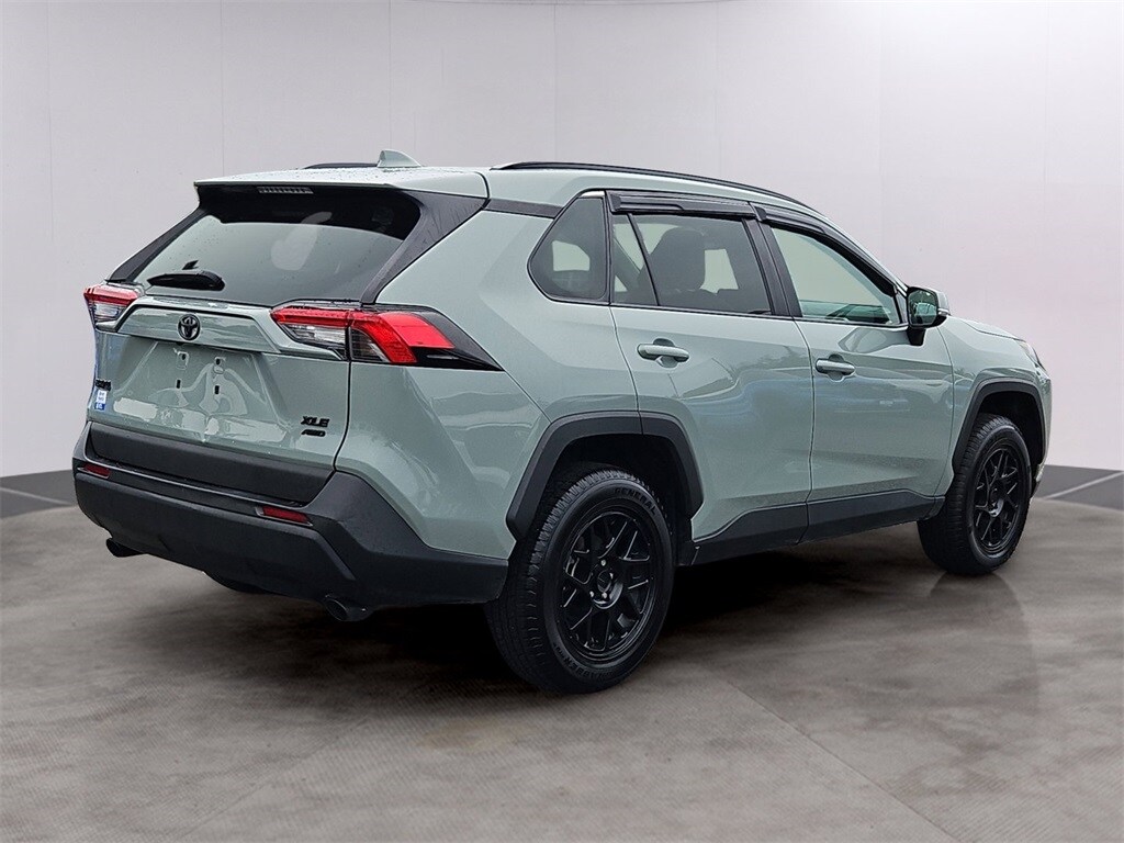 2022 Toyota RAV4 XLE Premium photo 2