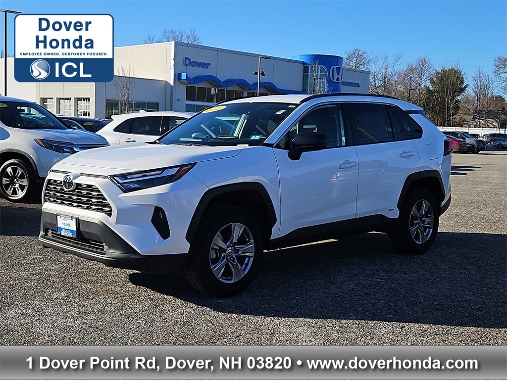 2025 Toyota RAV4 LE's photo