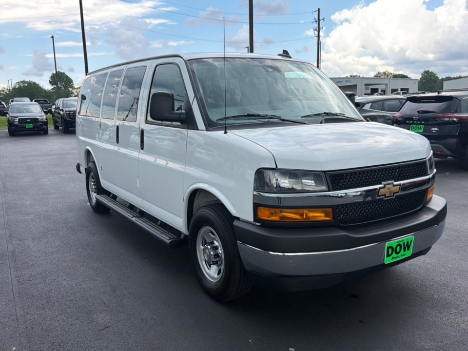 2025 Chevrolet Express 2500 LT's photo