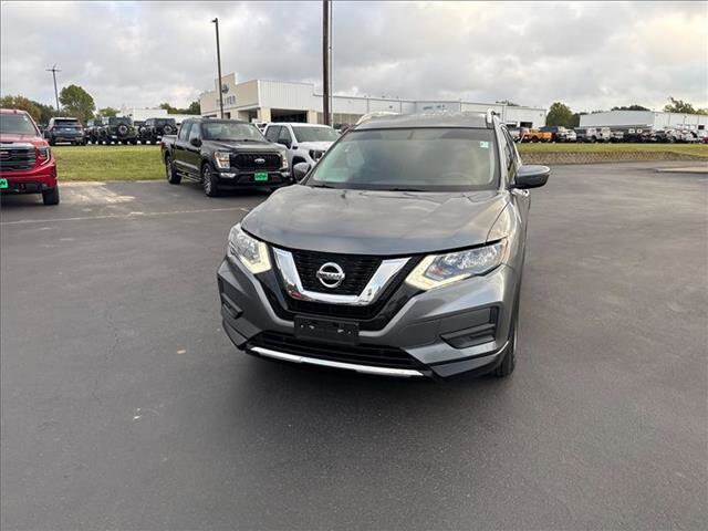 2017 Nissan Rogue SV photo 2