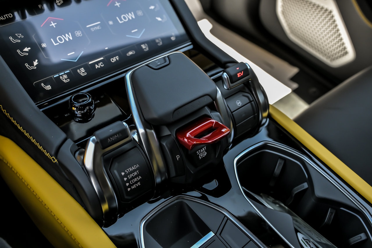2026 Lamborghini Urus SE - Photo 40